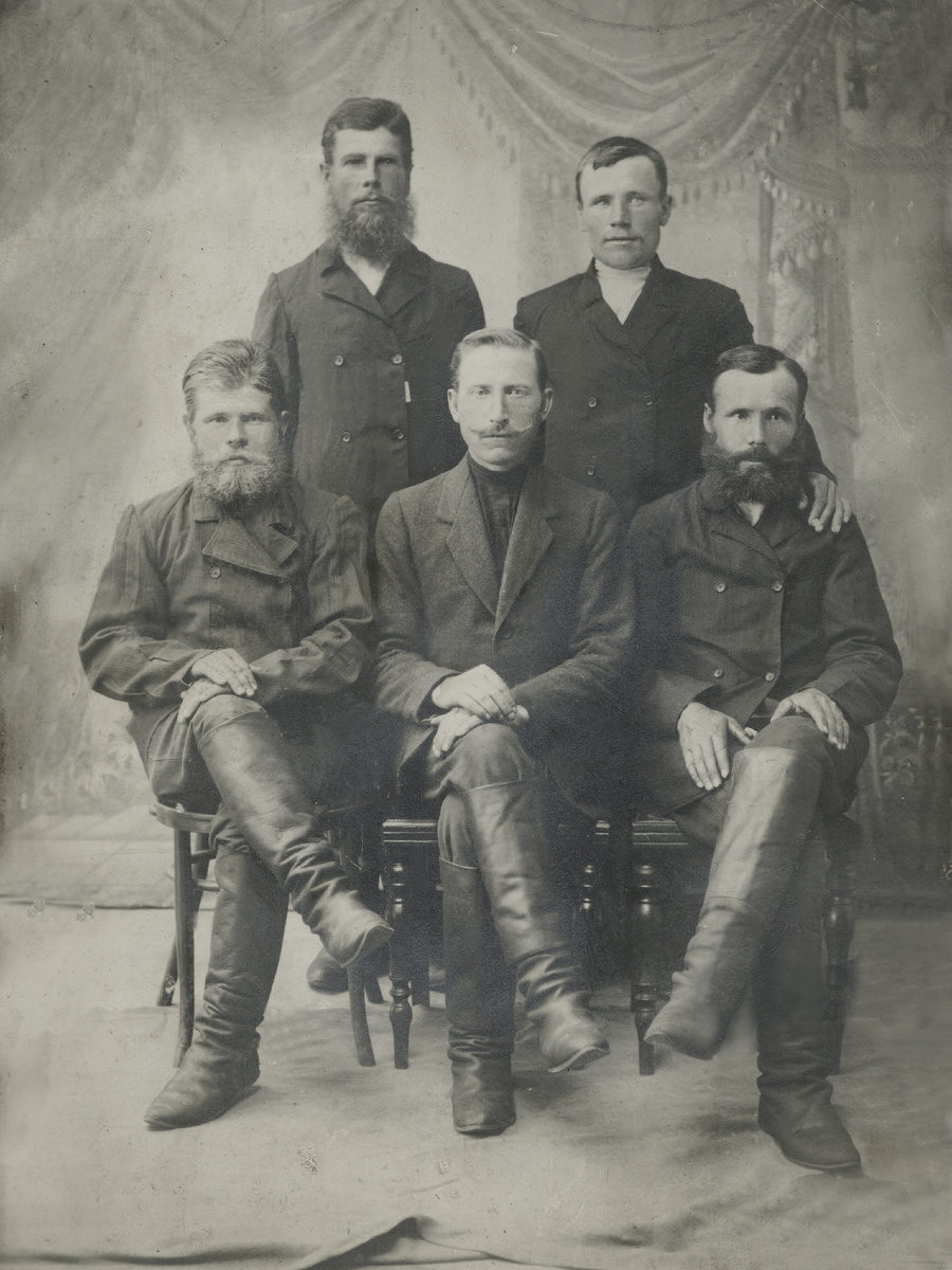 1915 год. Стоит высокий Прокопий Васильевич Маковеев.