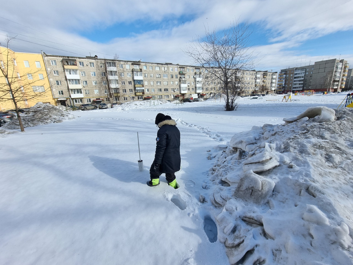 Серов. Отбор пробы ненарушенного снега на территории жилого квартала с многоэтажной застройкой. Источник: Андриан Селезнев / Из личного архива