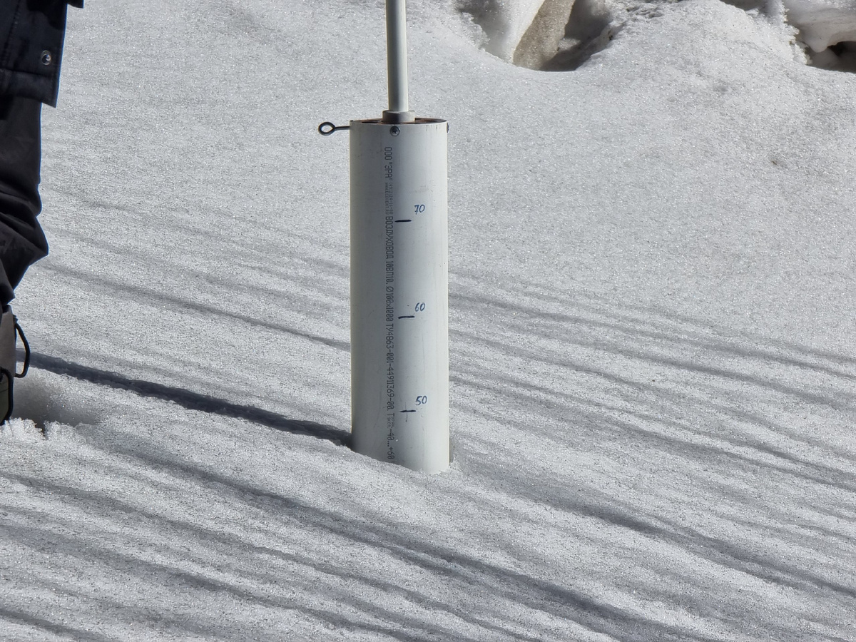 Качканар. Отбор проб снега. Видны следы атмосферной пыли. Источник: Андриан Селезнев / Из личного архива