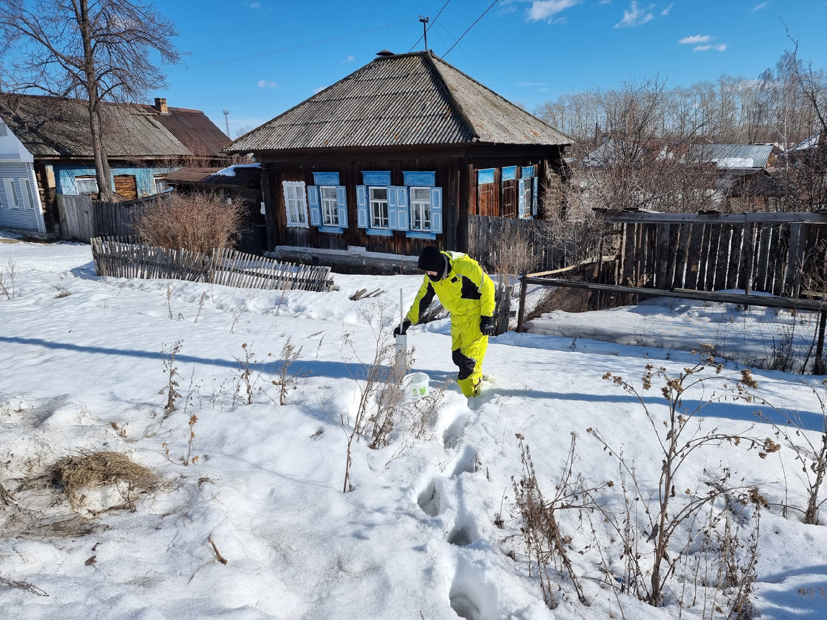 Отбор проб снежного покрова в частном секторе в Алапаевске. Источник: Андриан Селезнев / Из личного архива
