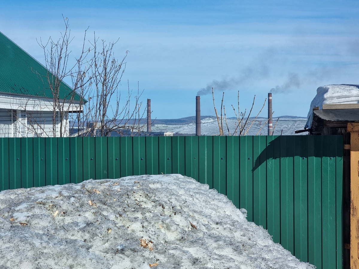 Качканар. Жилая зона с малоэтажной застройкой вблизи промышленной площадки. Снег загрязнен выбросами от прилегающей территории. Источник: Андриан Селезнев / Из личного архива