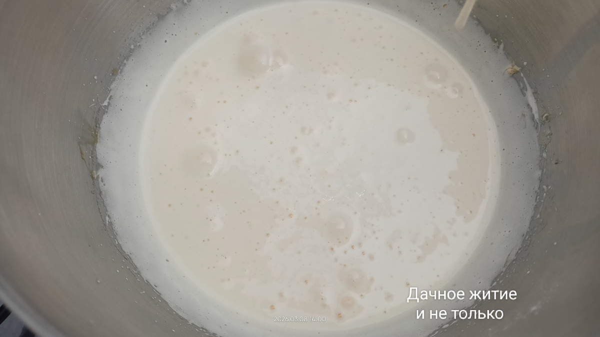 Яйца с сахаром взбиты до белой пены. Фото автора