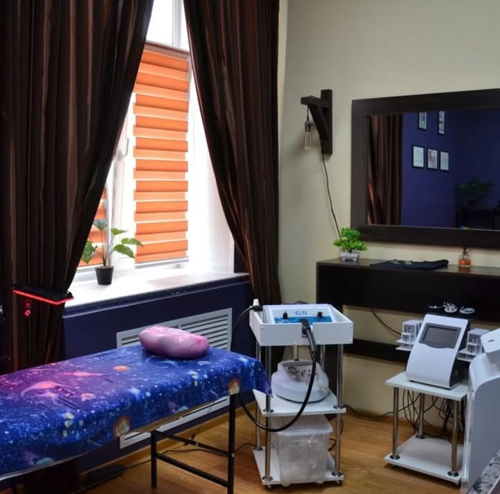 Вчера мне написала знакомая мастер из Кемерово.

«Рита, я закрываю студию. Через месяц аренда заканчивается, продлевать не буду. Денег нет, клиентов нет, сил нет».

У меня внутри всё сжалось. Я знаю эту девочку года три. Она горела лазерной эпиляцией, вкладывала душу, училась, купила хороший аппарат. А через месяц после открытия — всё.

Я попросила у неё разрешения разобрать эту ситуацию вслух.

Без имени, без фото, только факты. Чтобы каждый, кто сейчас читает меня и мечтает о своей студии, не наступил на те же грабли.

Что пошло не так?

Она сделала красивый ремонт.
Купила дорогой аппарат.
Сделала классный ремонт.
Закупила косметику премиум-бренда.

Казалось бы, всё для счастья клиента. Где ошибка?

А ошибка была даже не одна. Их было три. И каждая — фатальная.

Сейчас расскажу подробно. А вы пока в комментариях напишите: как думаете, что могло пойти не так у мастера, у которого было всё для старта? 👇

Продолжение следует…

