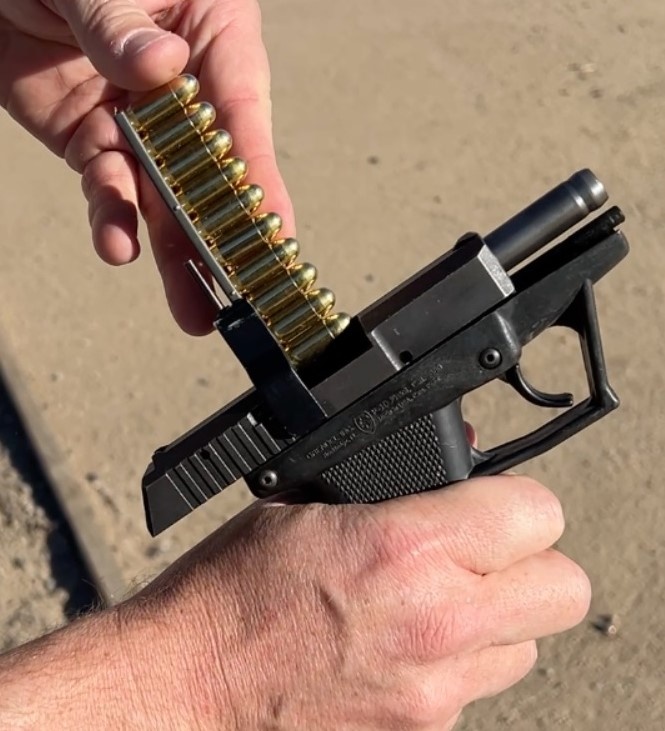 Снаряжение магазина в пистолет Р10.