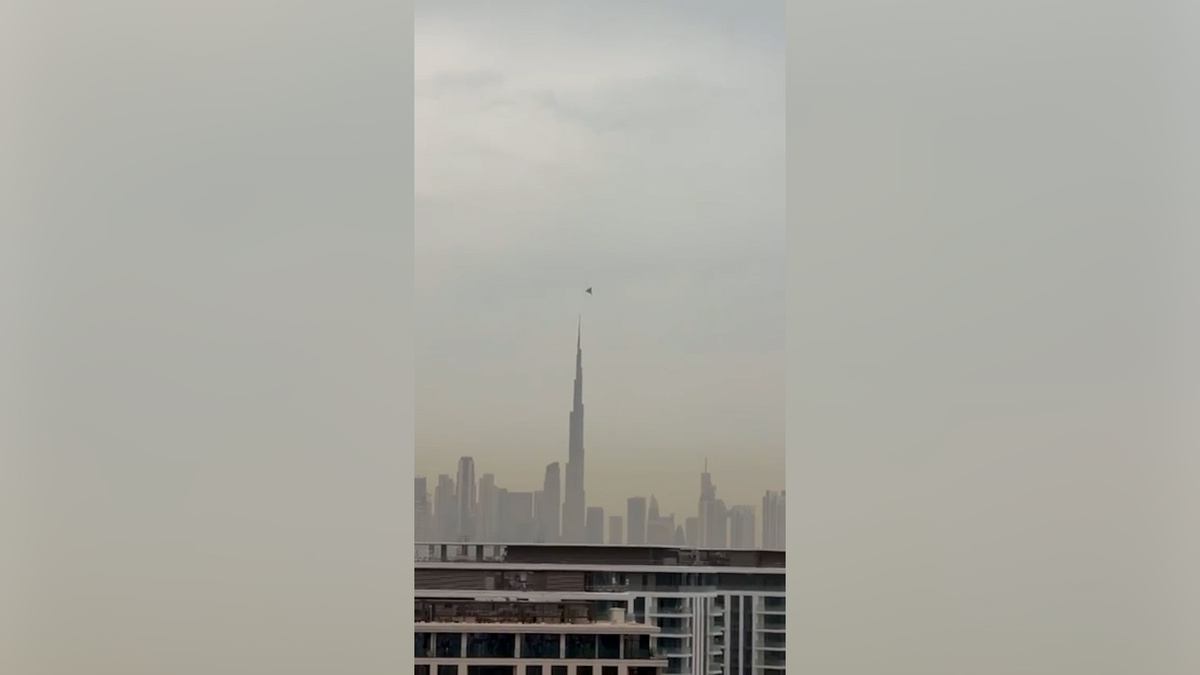    Вертолет сбивает дрон