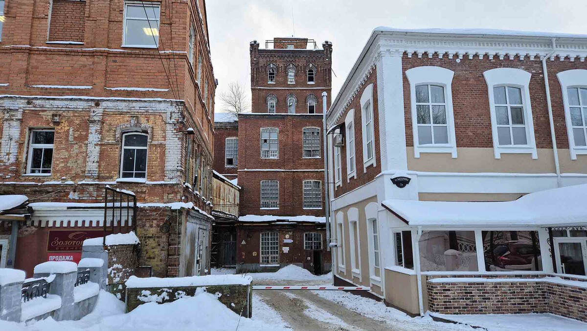 Спустя век Большая Ивановская Мануфактура поражает масштабами и архитектурой. Это яркий образец дореволюционного промышленного зодчества. К сожалению, сегодня постройки находятся в полузаброшенном состоянии: часть сдается в аренду, а часть пустует и медленно разрушается. Листайте галерею, чтобы увидеть еще фото