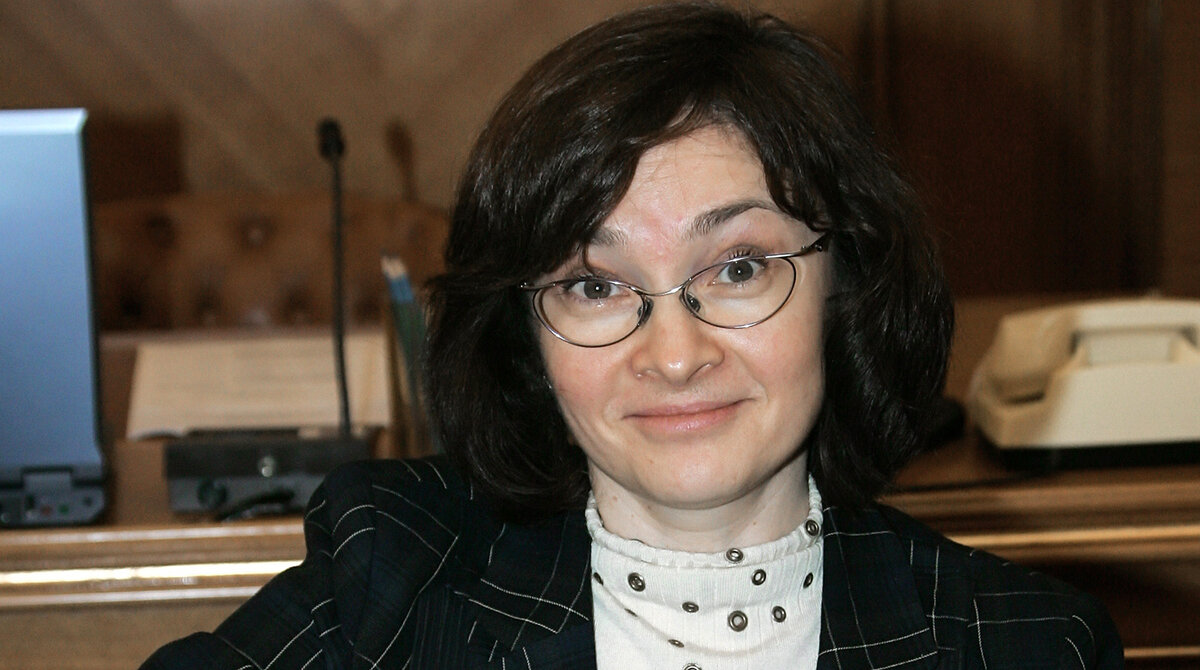 Э. Набиуллина... в молодости.  Знаю, но не скажу. В магазине сама удивляюсь