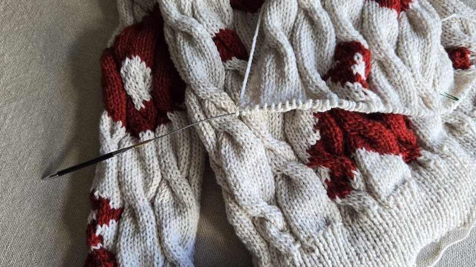 Делаем ставки, господа! Успею, или не успею связать "коровий джемпер " к Шерстяному базару