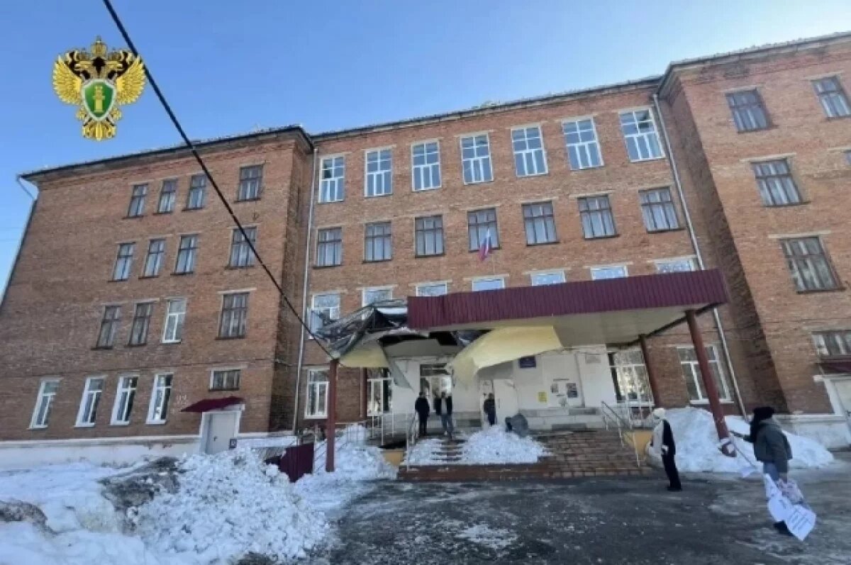    Проверку проводят после обрушения снега с крыши ЦО №4 в Новомосковске