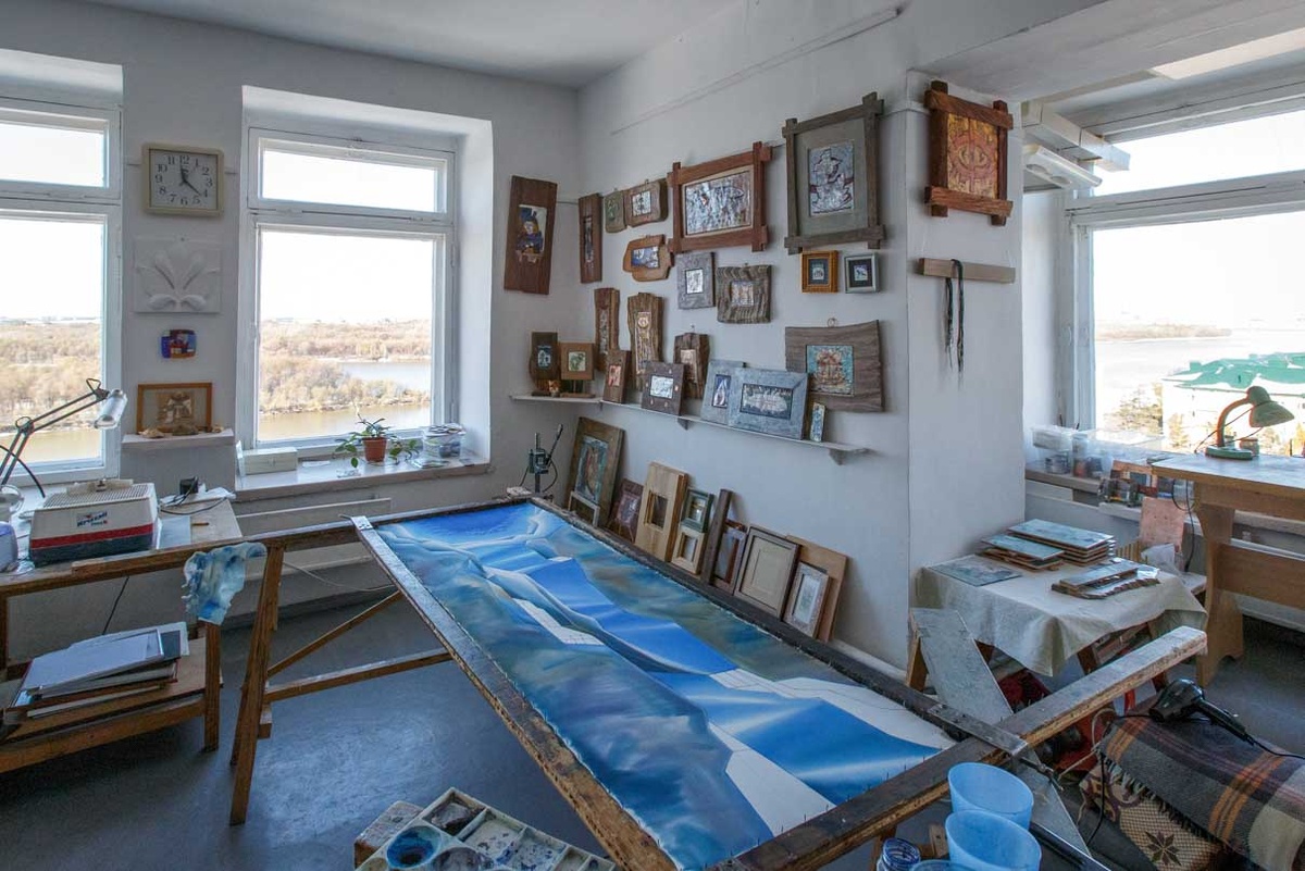 В мастерской художницы соседствуют батик и эмаль