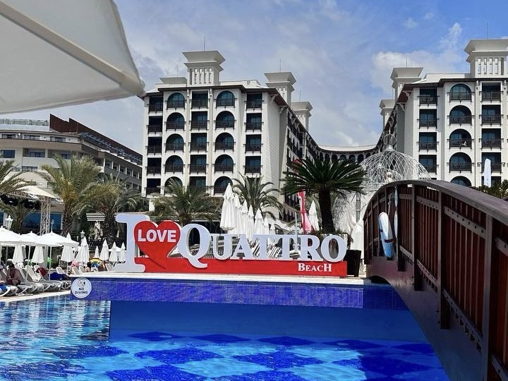 "Где люди такие зарплаты получают, чтобы в Турцию ездить?". Отставить панику, едем в Quattro Beach Resort & Spa 5* в пос. Конаклы