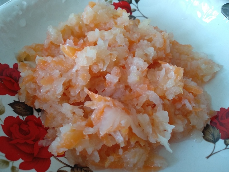 Квашеная капуста в тарелке (при квашении измельчённая в комбайне)