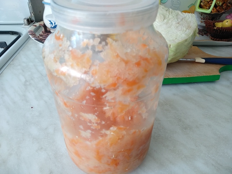 Одна из банок с капустой