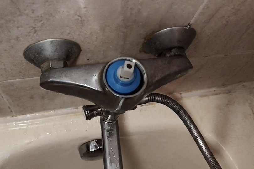 Ремонт однорычажного смесителя. Замена картриджа штатная и проблемная