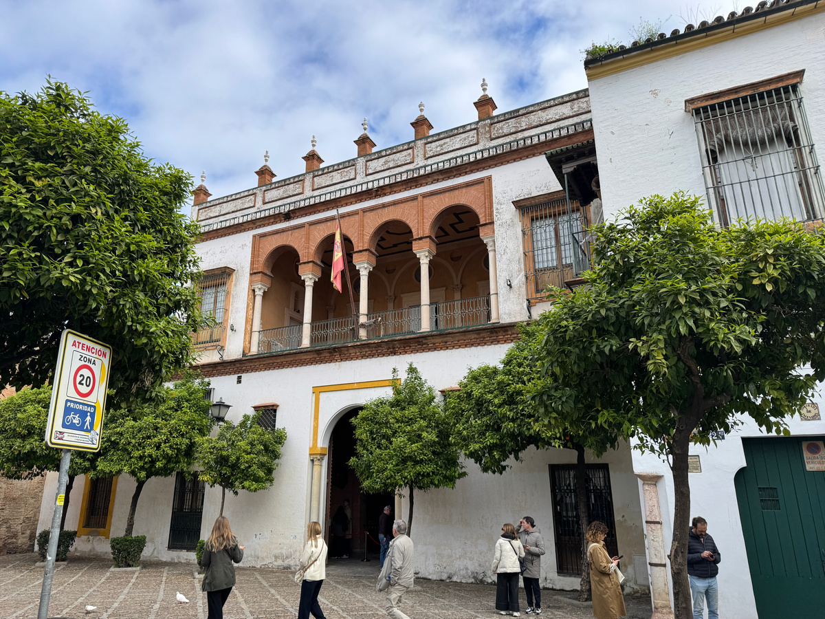 Я всегда стараюсь фотографировать так, чтобы в кадр не попадали люди. Но тут это оказалось невозможно. Десять часов утра