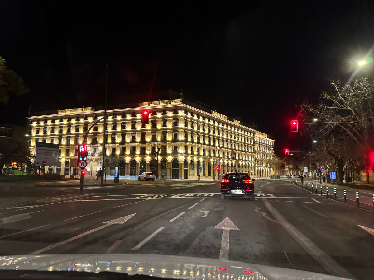 Снимала ночную Севилью из окна машины