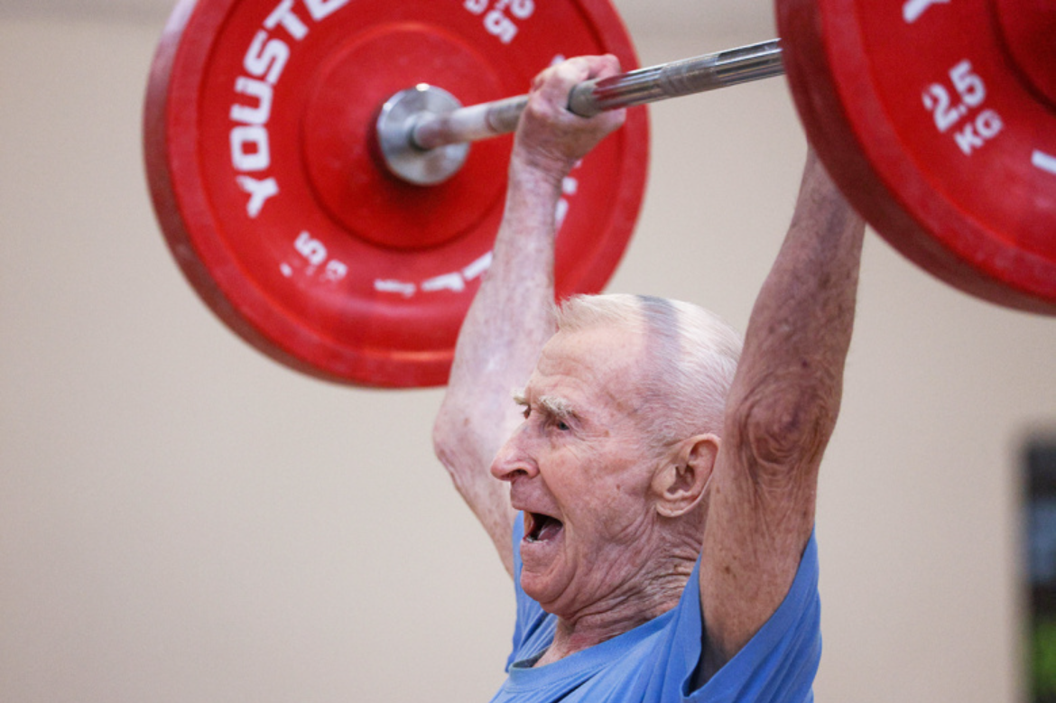 Николай Исаков: как 93-летний "Железный дед" победил на Кубке России по тяжёлой атлетике