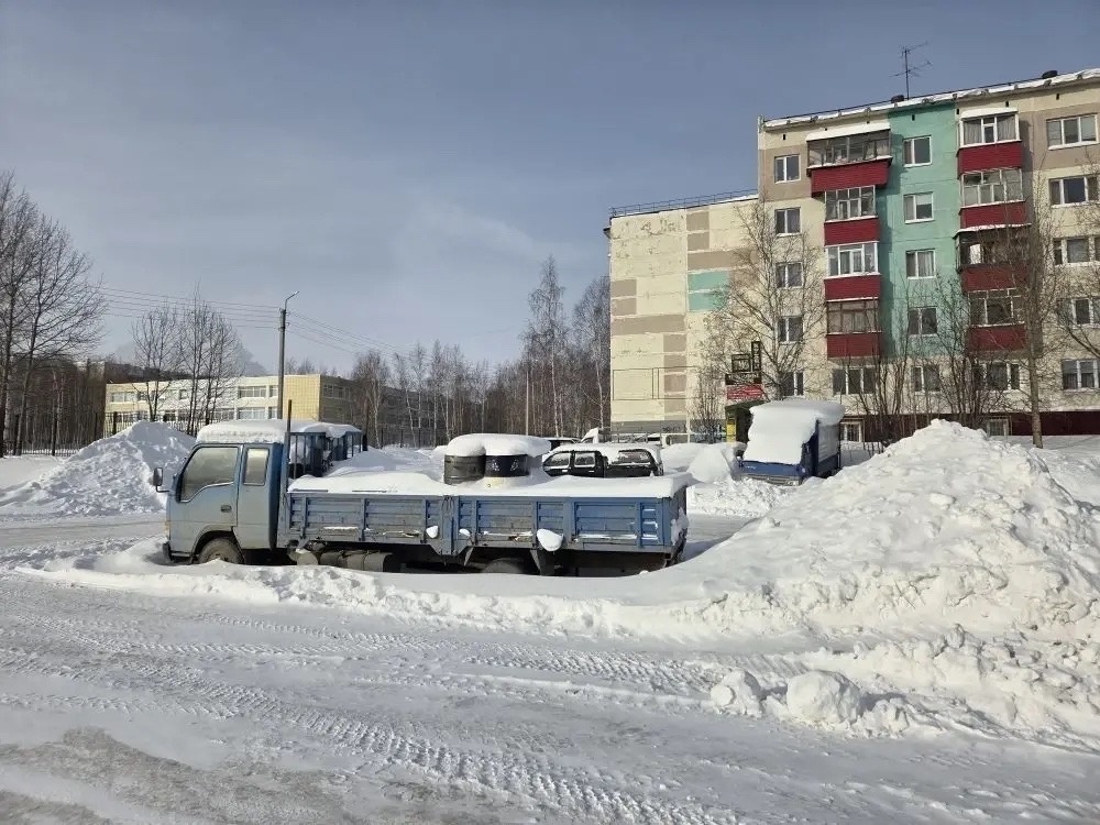    В Нефтеюганске борются со стихийными парковками большегрузов