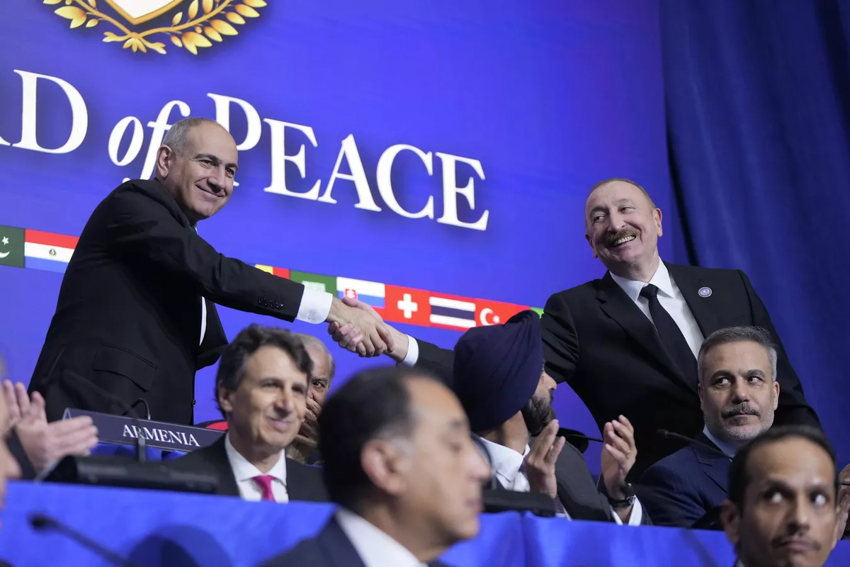 © AP Photo / Mark Schiefelbein