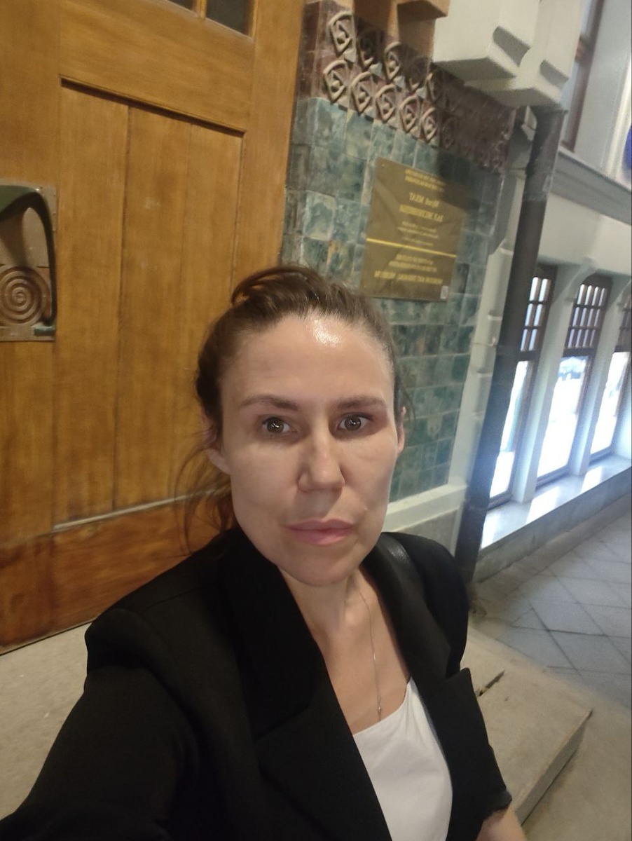 Нашла свою фотографию летом возле МХТ имени Чехова