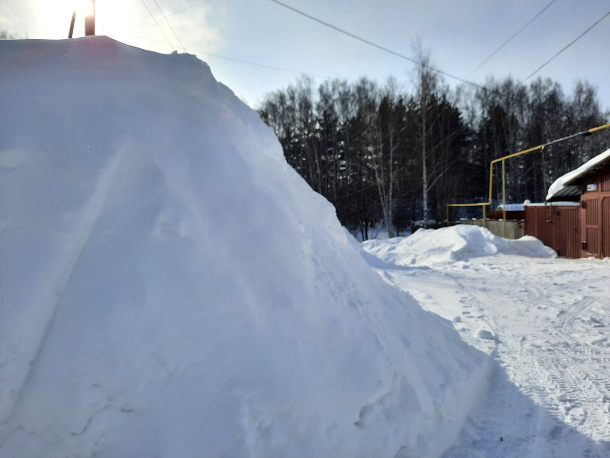 Рукотворный сугроб, созданный автором статьи при расчистке площалки у дома
