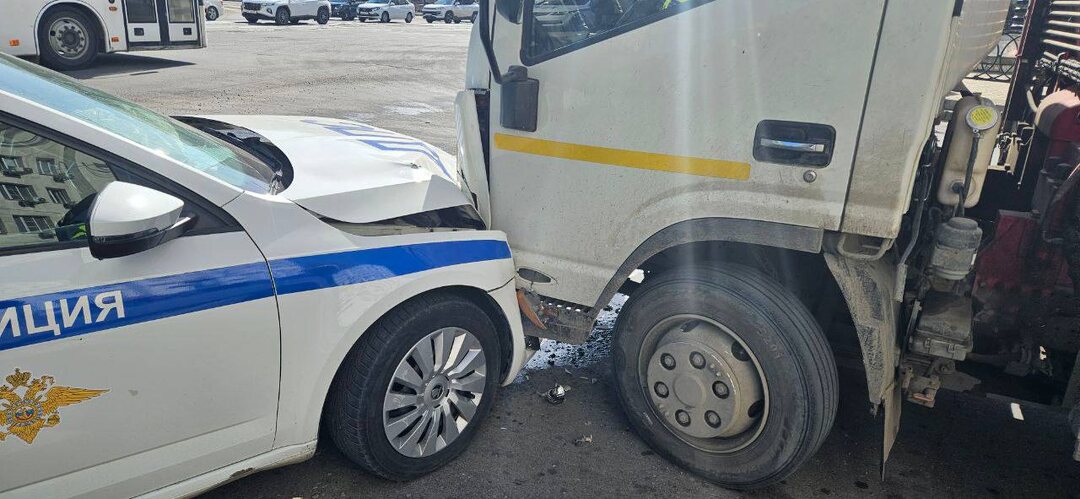 Автомобиль ГАИ попал в аварию в центре Ростова