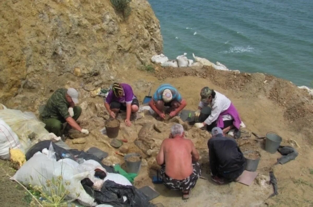    Группа археологов на территории памятника