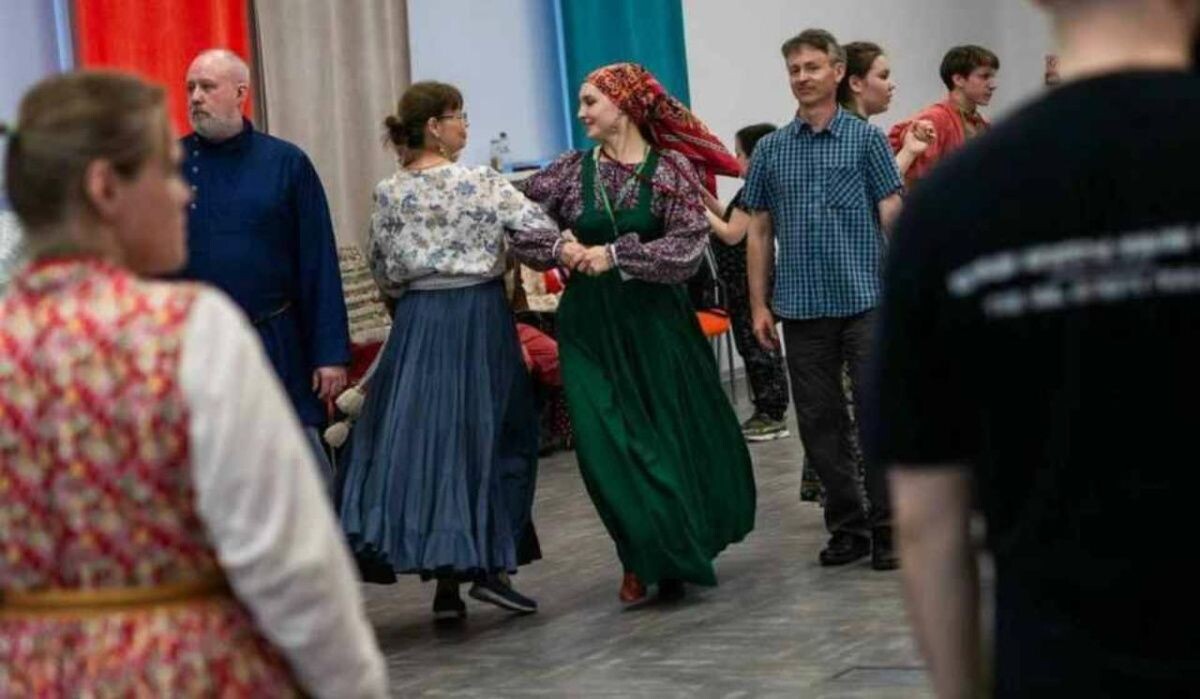     Фольклорный ансамбль. Источник: ural.kp.ru Автор фото: Департамент информационной политики Свердловской области