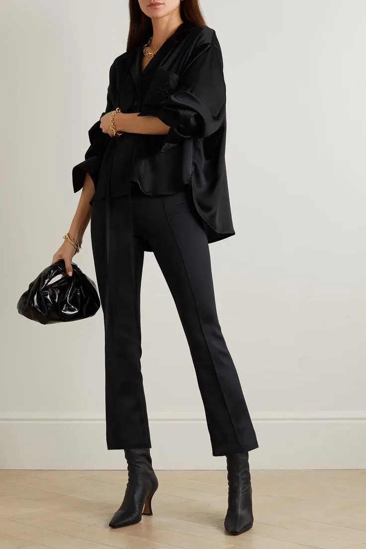 Безусловно для кого-то станут базой вещи, из которых составлен этот образ. Простые чёрные рубашка, брюки и сапоги без излишеств. Но всем ли такое нужно?