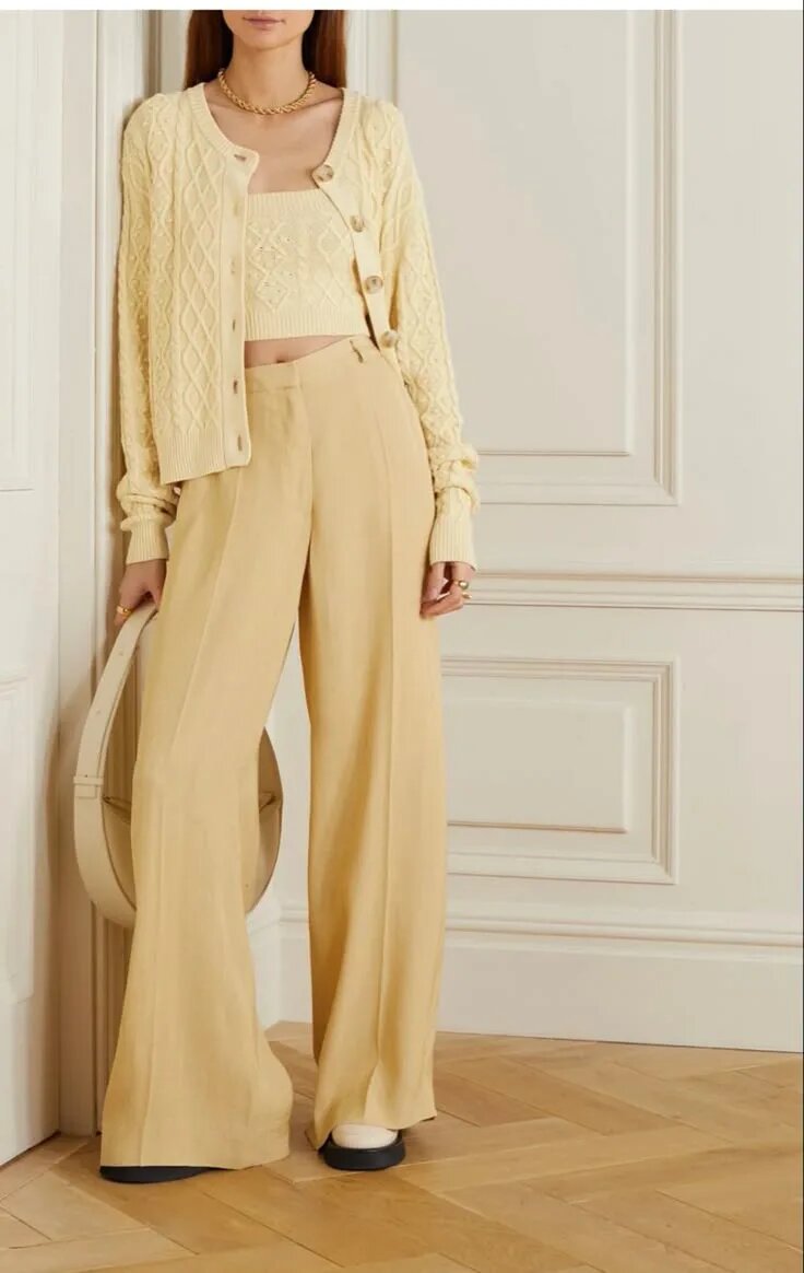 Даже подобные вещи спокойных оттенков раньше к базе быть отнесены не могли. Мол, ну какой базовый цвет из жёлтого? Да и посадка у этих изделий не самая стандартная, и в крое фишечки есть....