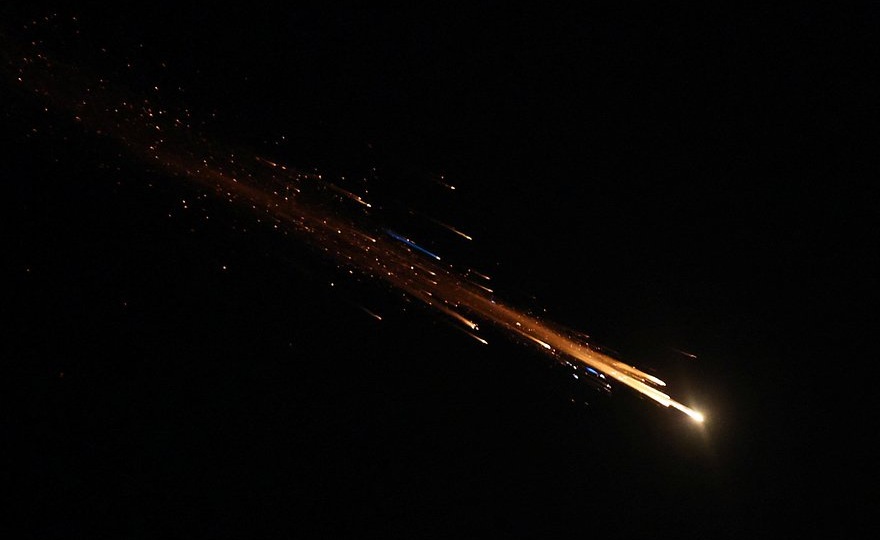 Иранский «огненный дождь» в небе над Израилем сняли из кабины самолета