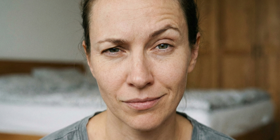 Свекровь назвала мою стряпню помоями прямо за праздничным столом, я молча вылила соусник ей на шикарное платье и ушла