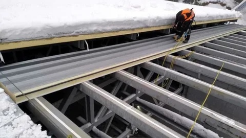 Весна в Новосибирске: как не потерять деньги на монтаже сэндвич-панелей