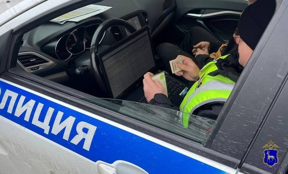    Во время оформления административного материала в патрульном автомобиле водитель предложил полицейскому взятку ГУ МВД России по Самарской области