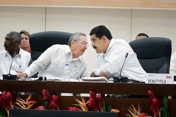 Мадуро во время переговоров в корригирующих очках