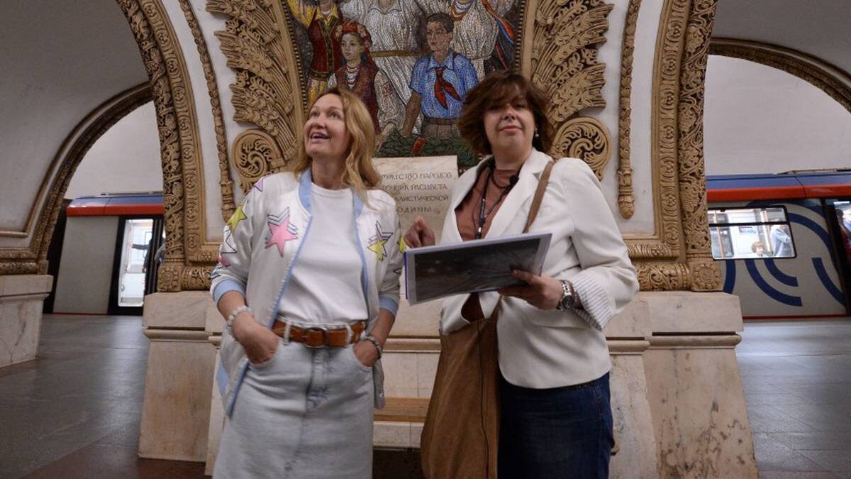    Экскурсовод Ирина Чижевская и директор Музея транспорта Оксана Бондаренко / Фото: Пелагия Замятина / Вечерняя Москва