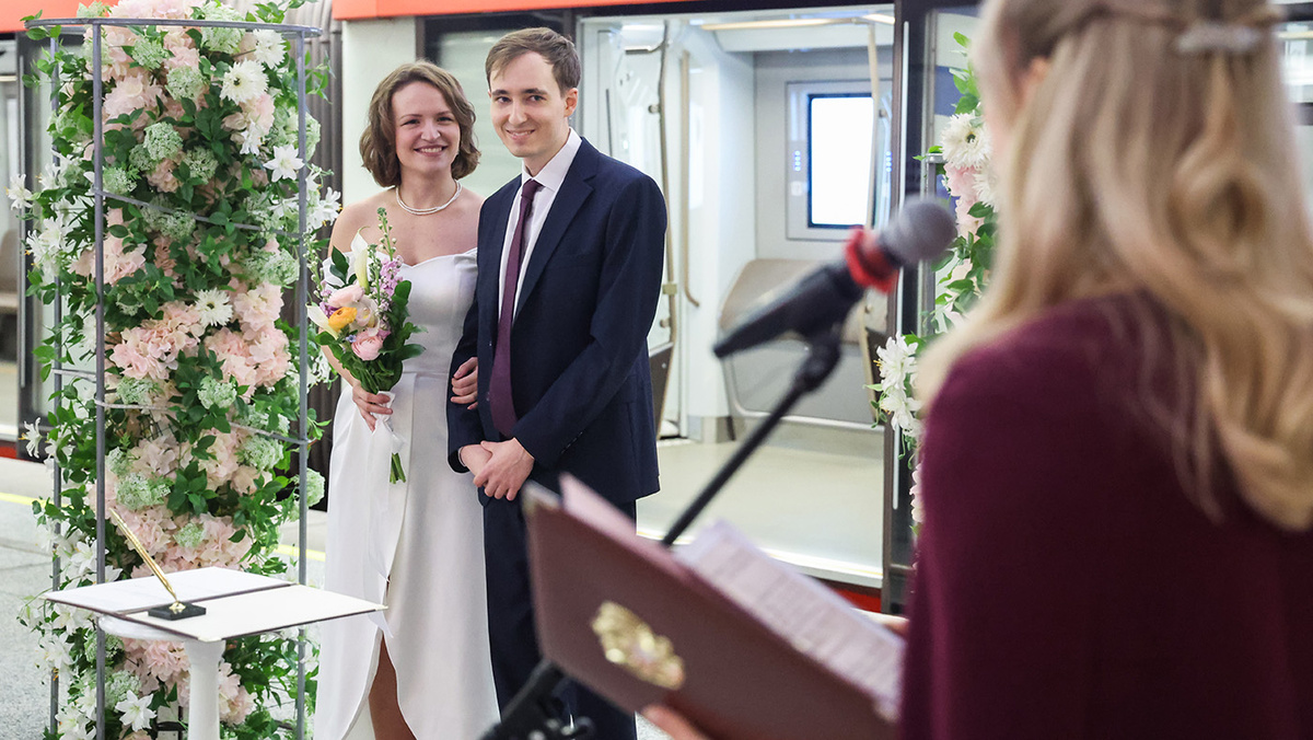   Сергей Фадеичев / ТАСС- Церемонии бракосочетания на станции БКЛ «Сокольники» в Москве