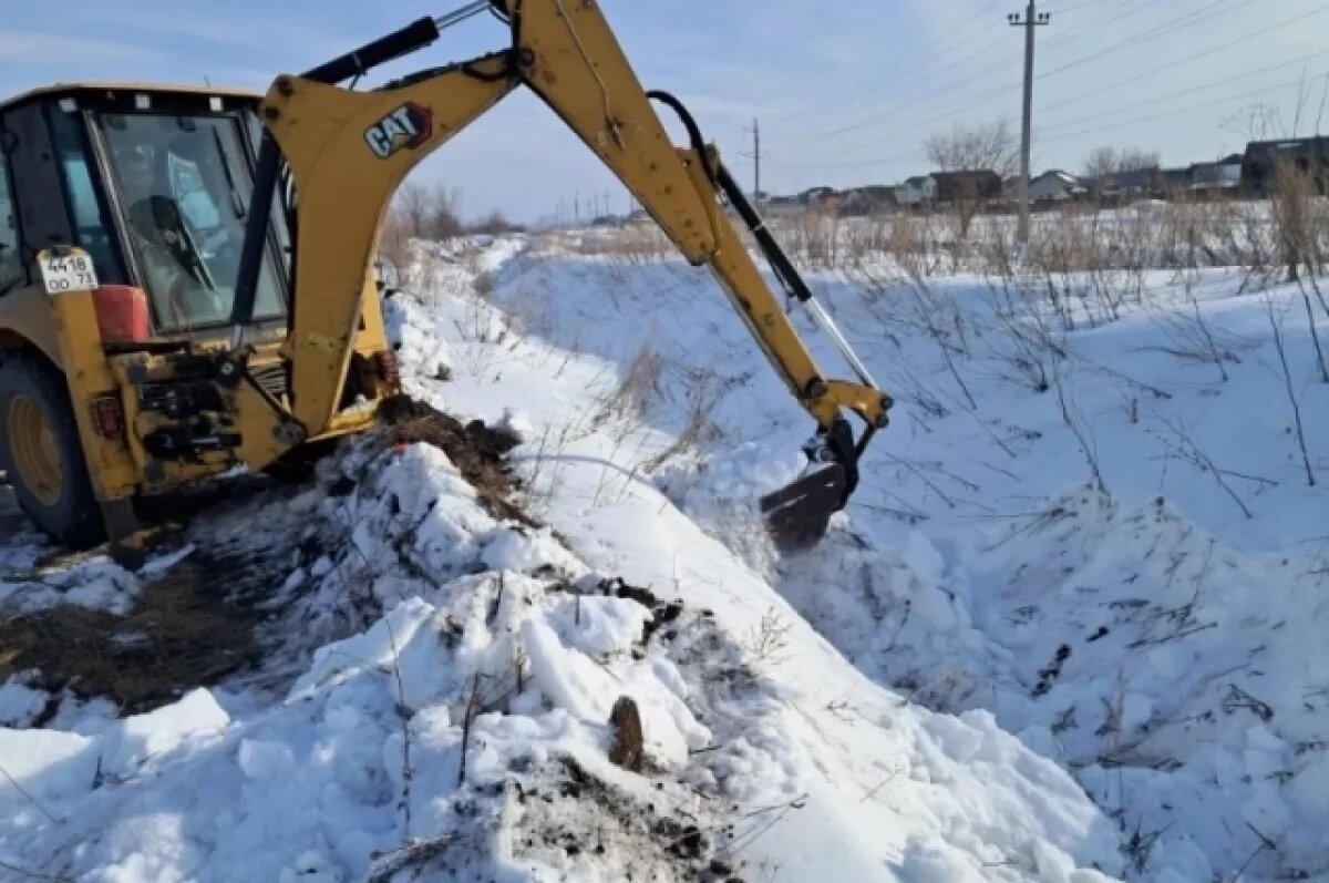    На создание обводного канала в Луговом брошена тяжёлая техника