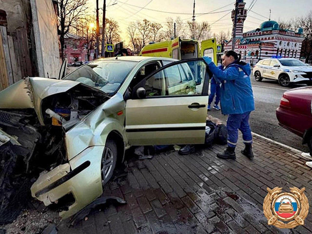 В Твери у водителя случился приступ, и он врезался в дом в центре города