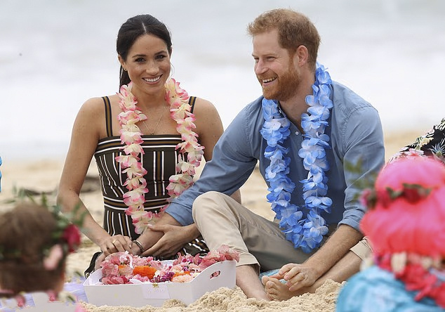 Это дно. Куртизантрка Меган Маркл приехала в Австралию продавать себя по 3000 баксов за штуку.