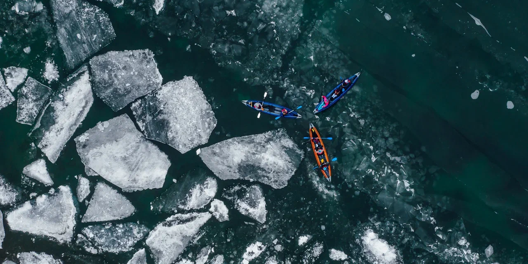 Глэмпинг на воде: как путешествовать по дикому Байкалу, не отказываясь от уюта и сауны