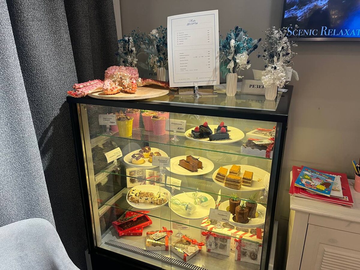 витрина с десертами