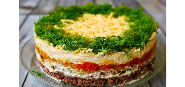 Слоёный салат с куриной печенью.