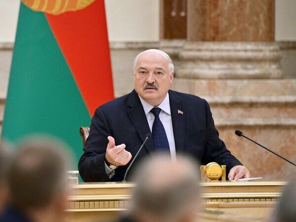 Лукашенко рассказал, как некоторые бизнесы обходят регулирование цен