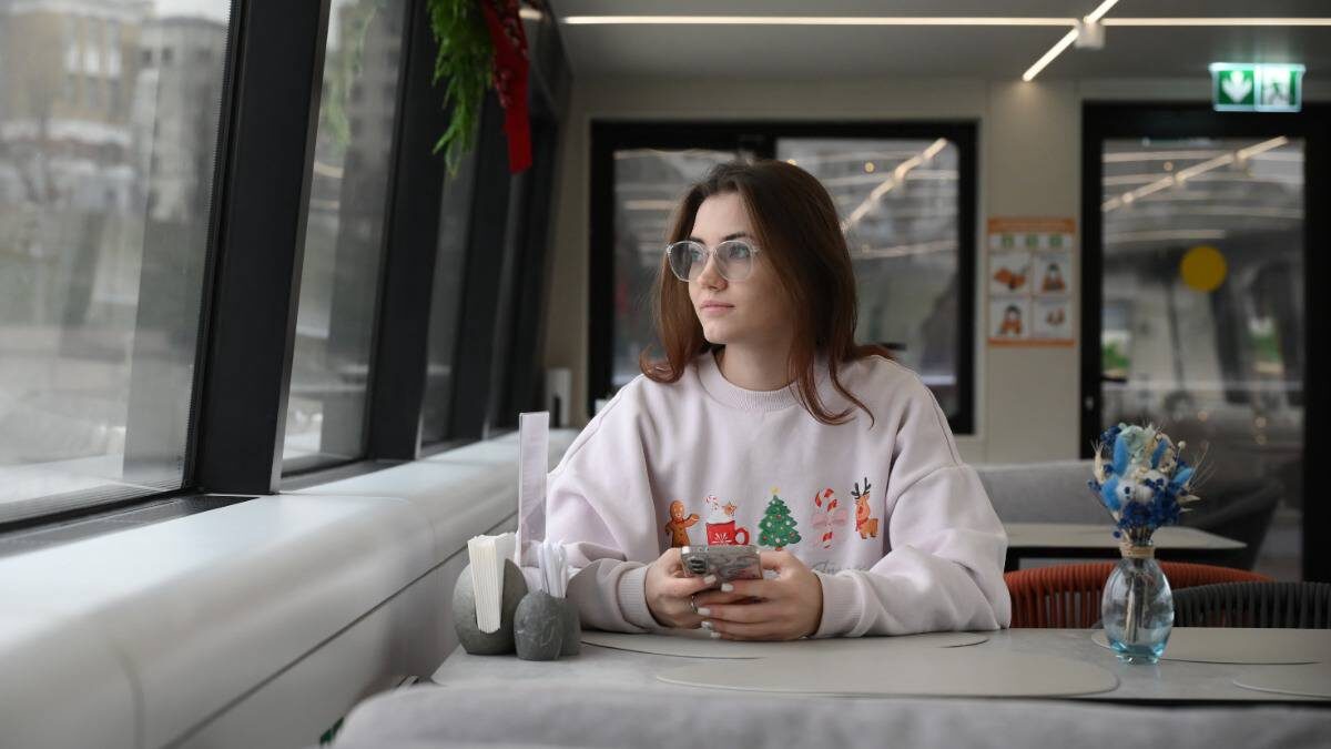    Туристка Анастасия Морозова на гибридном электросудне «Стрельна» / Фото: Пелагия Замятина / Вечерняя Москва