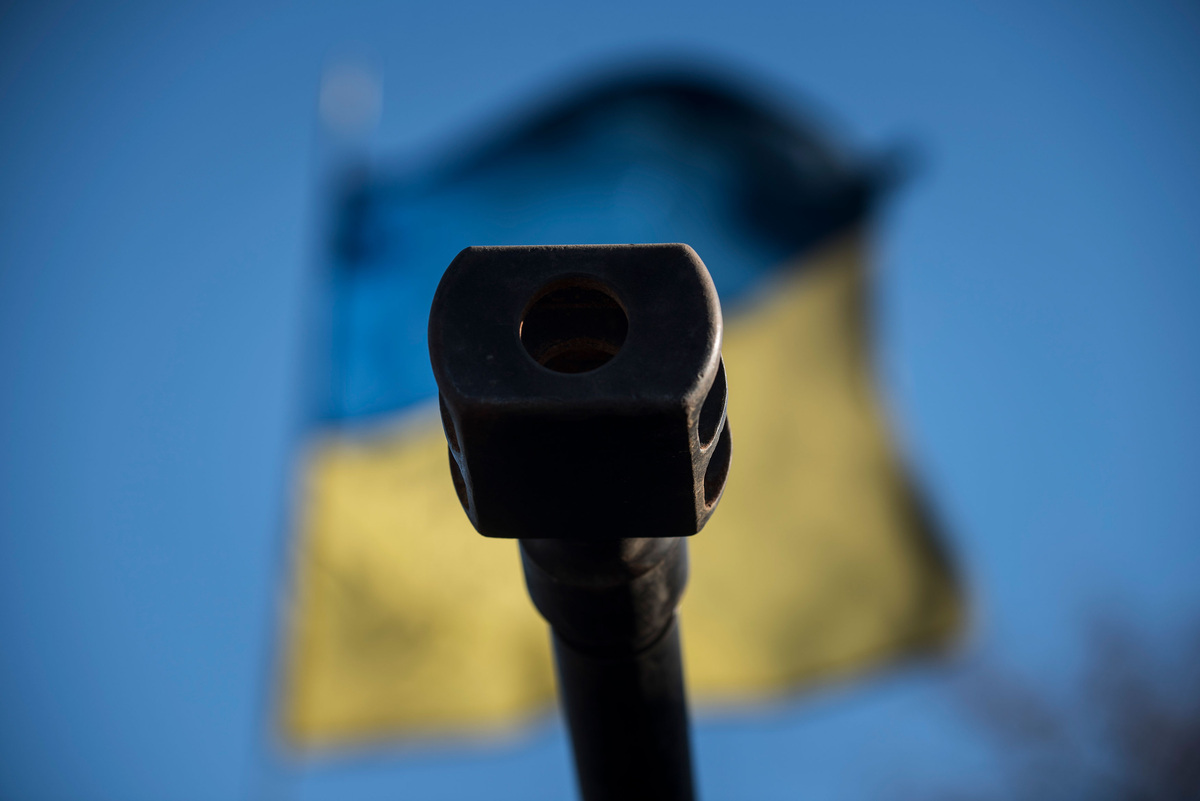    Украина флаг украинский армия ВСУ оружие (фото: AP)