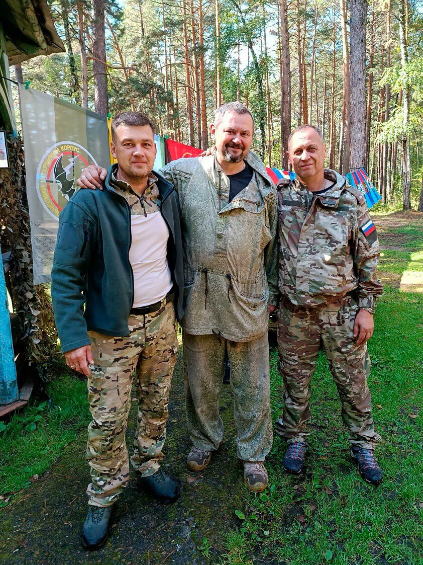 Алексей ФЕДОРОВ с сослуживцами. Рядом (слева) земляк – Олег ЛИКОНЦЕВ. Фото из архива Алексея ФЕДОРОВА.