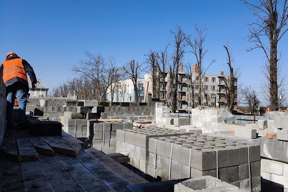    В Волновахе при поддержке Ямала строят многоквартирный дом. Фото: ТГ/Зинченко