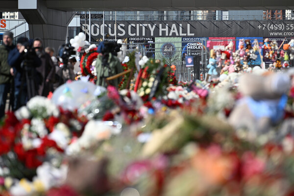 Цветы у стихийного мемориала в память о жертвах теракта 22 марта 2024 г. в «Крокус Сити Холле» / Кристина Кормилицына/РИА Новости   📷