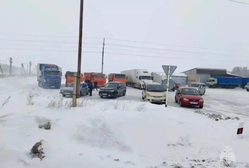 Мощный ураган в Алтайском крае сносит автомобили с дорог. Фото